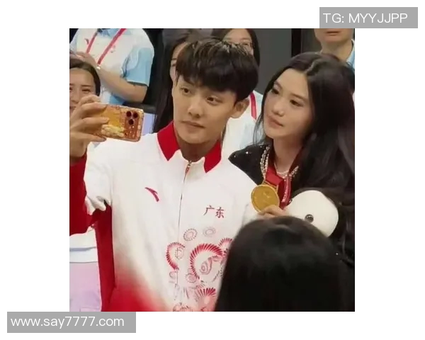 博主曝徐杰亲密照引热议疑似怀孕并让其为孩子起名引发关注